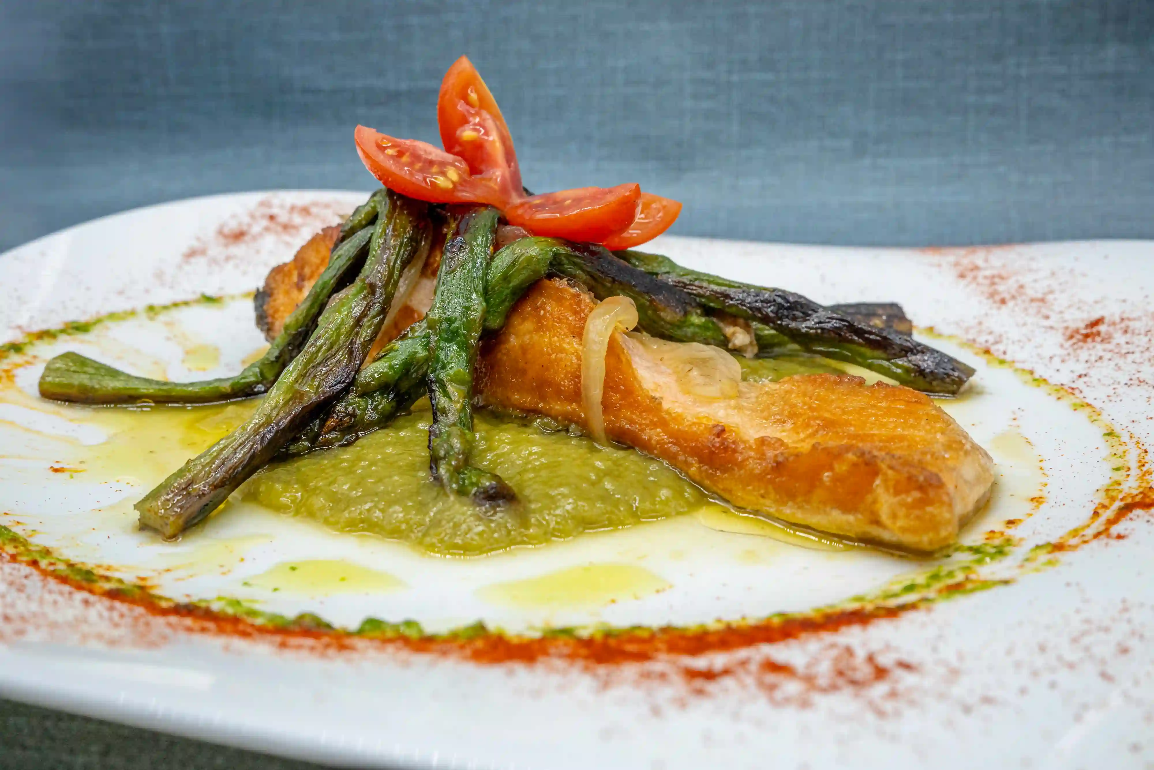 salmon a la plancha con crema de verduras y esparragos restaurante mediterranea barcelona