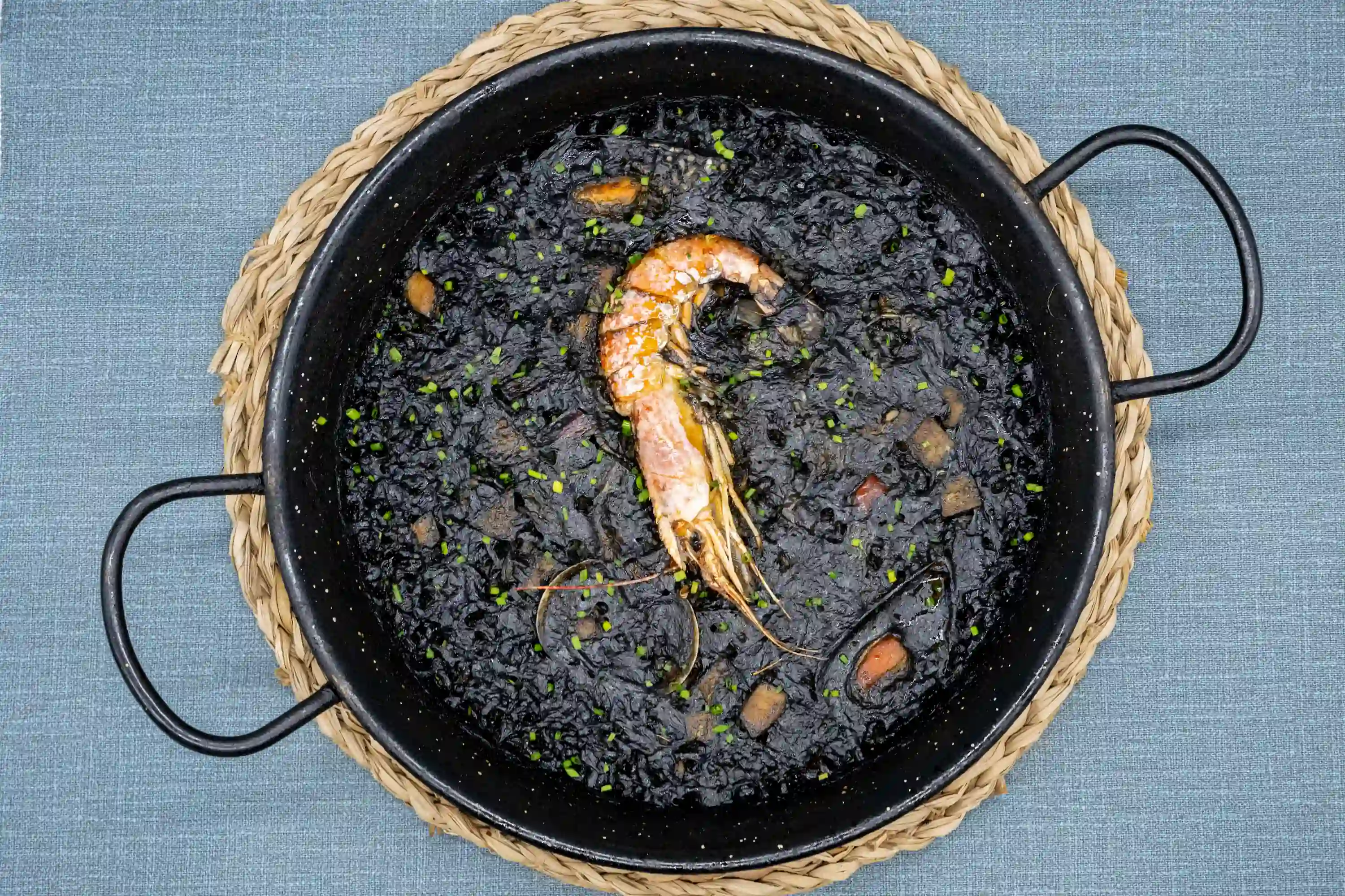 paella de arroz negro con gamba roja y chipirones restaurante mediterranea zenit barcelona