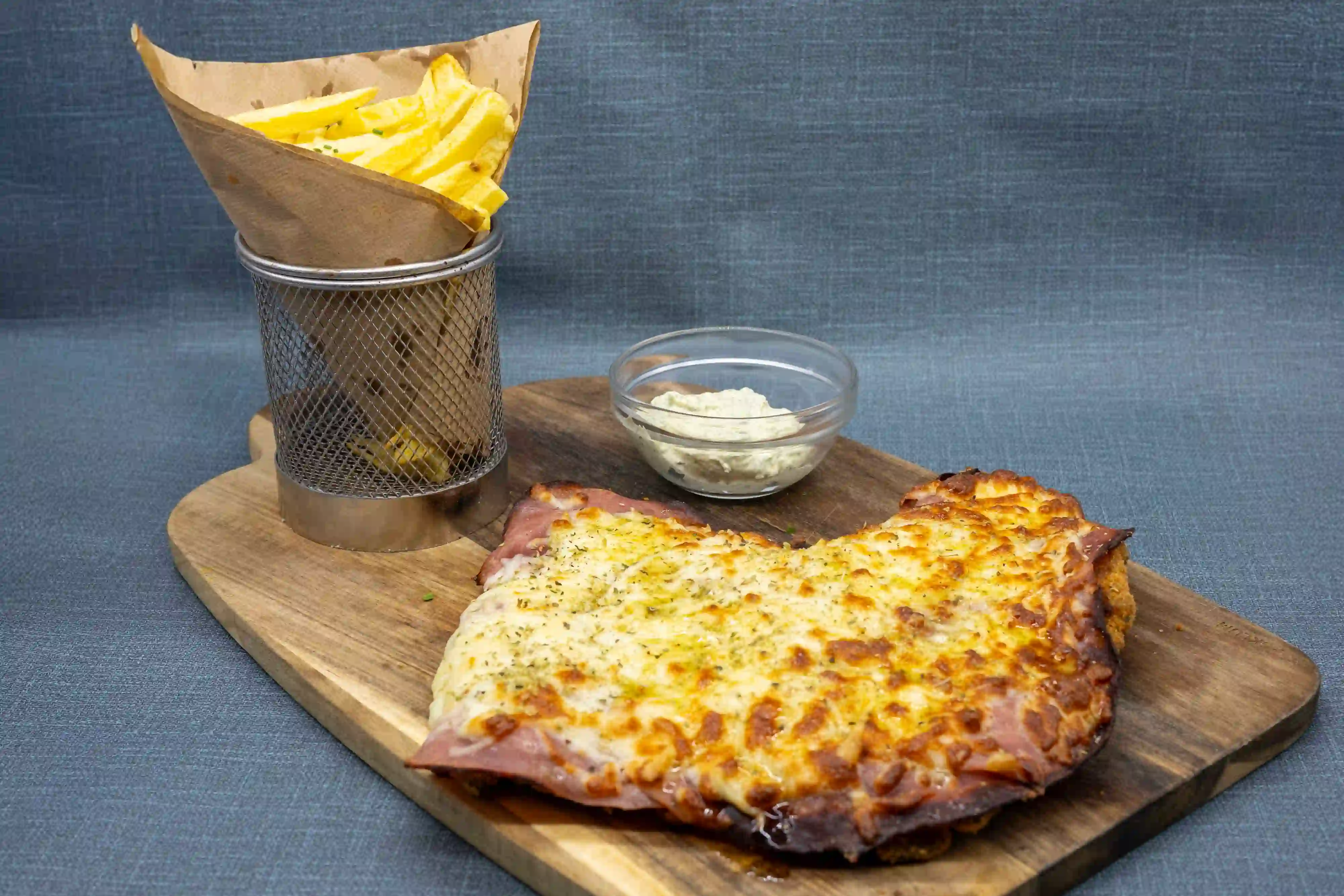 milanesa rellena de jamon y queso gratinada con patatas y salsa restaurante mediterranea barcelona