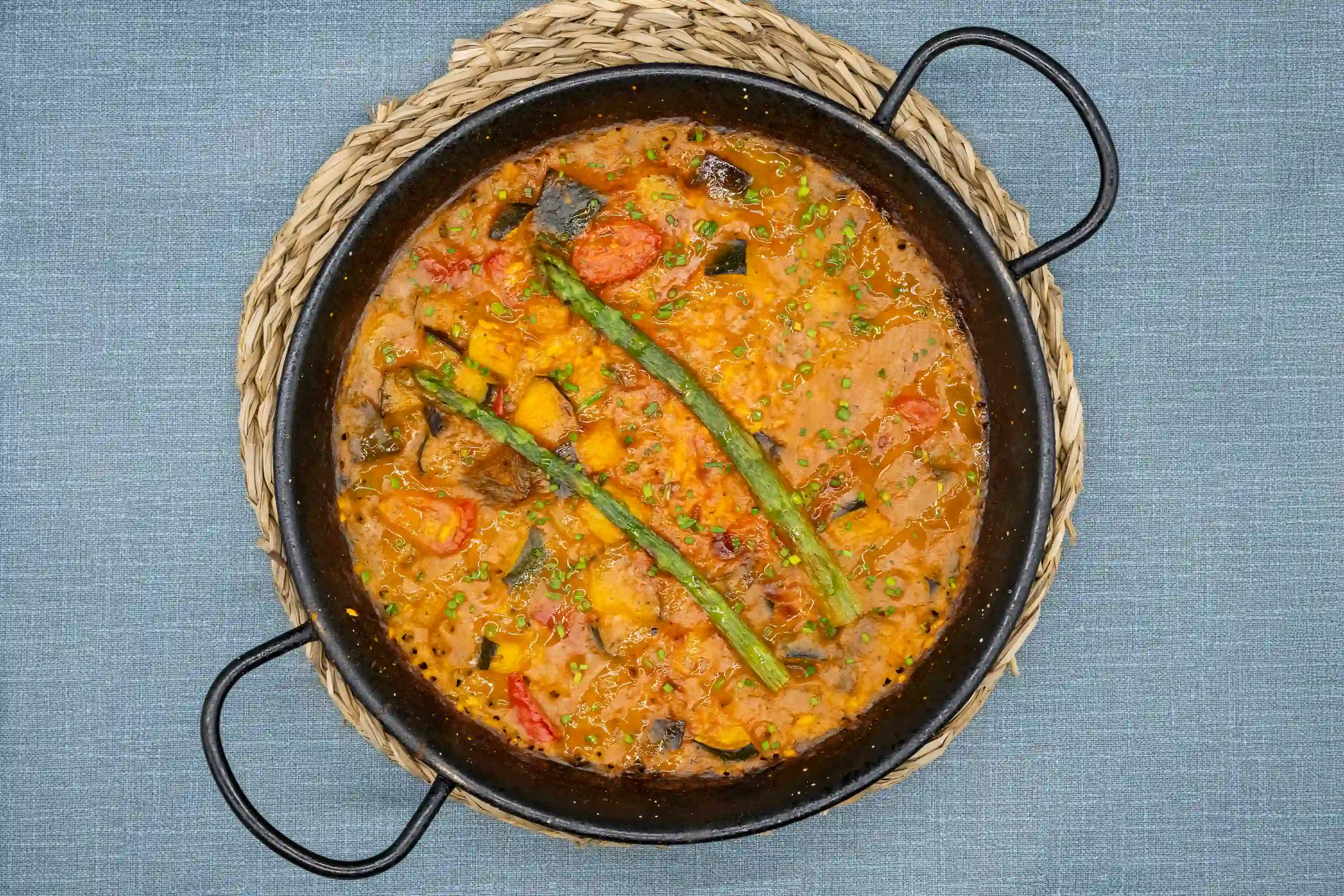 paella con verduras asadas y arroz meloso menu vegetariano restaurante mediterranea barcelona