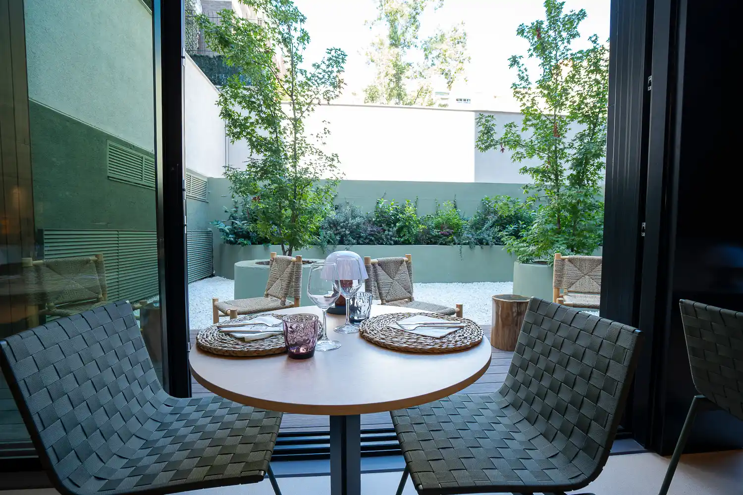 Restaurante hotel zenit borrell con terraza a buen precio con ambiente tranquilo