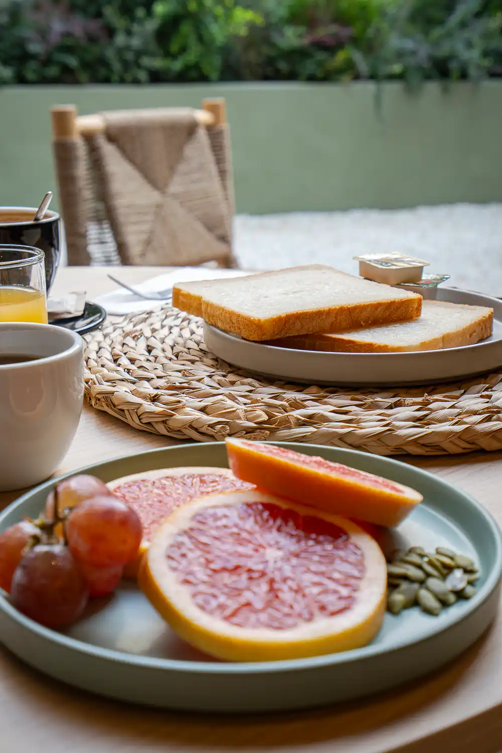 Desayuno saludable con pomelo uvas semillas y pan en hotel zenit ambientado jardin