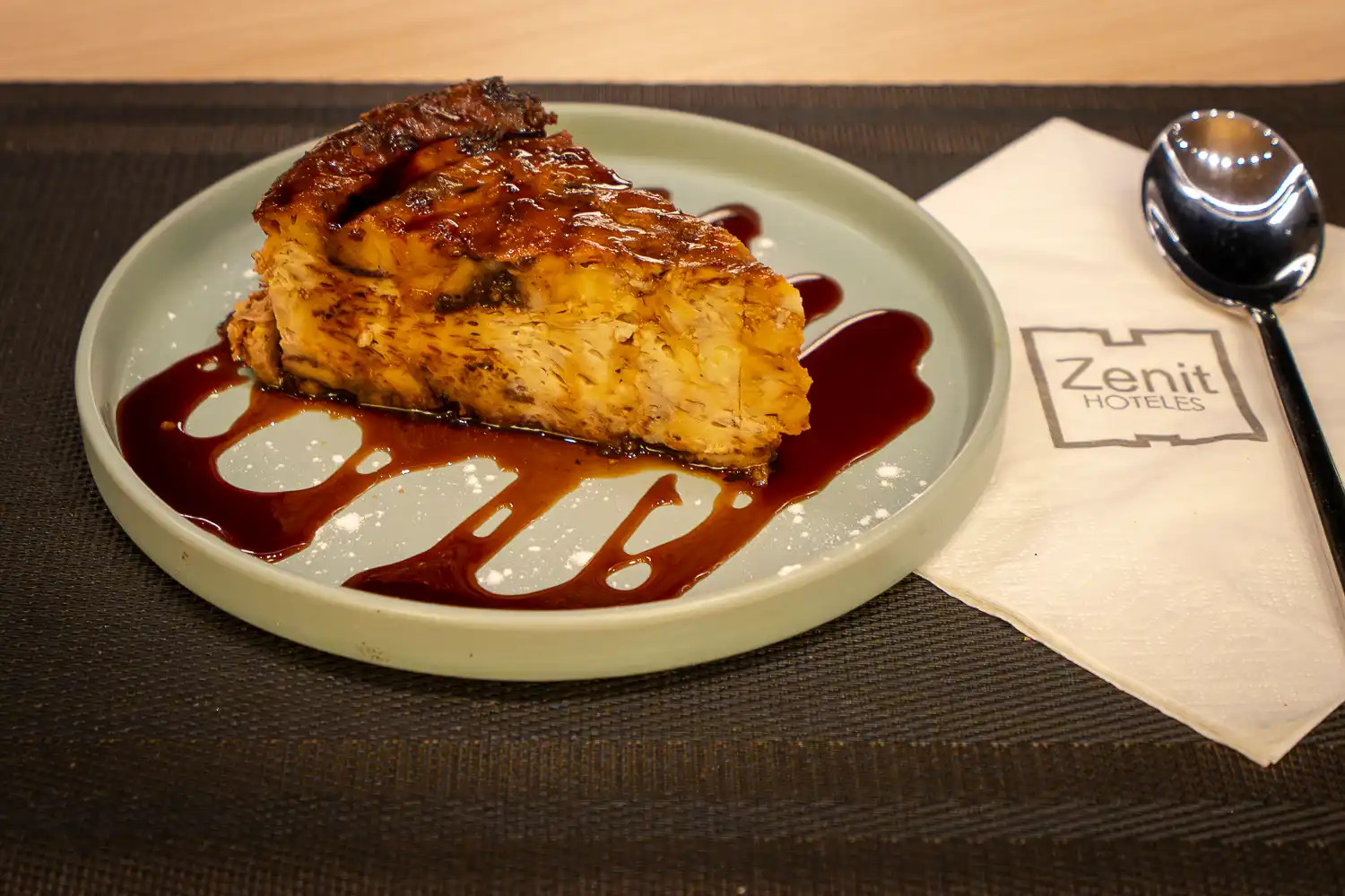 Tarta con salsa de caramelo en restaurante del hotel zenit postre casero ambientado