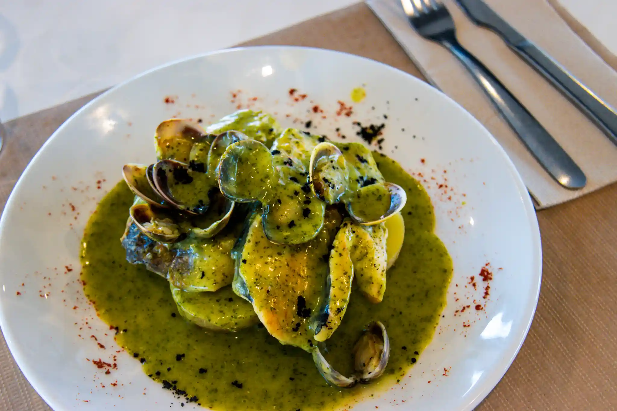 menu mediodia pescado con almejas salsa verde restaurante la jonquera