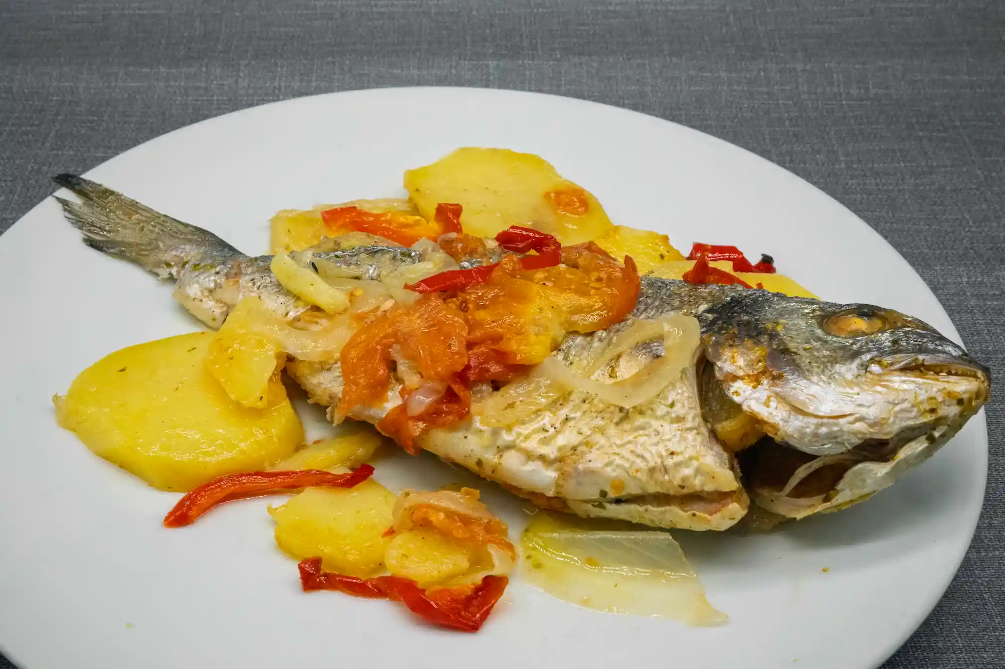 dorada al horno con patatas pimientos menu diario restaurante eixample figueres cocina catalana