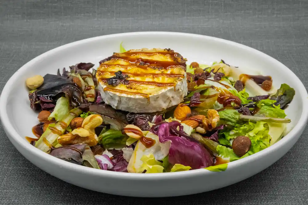 ensalada queso cabra frutos secos menu diario restaurante eixample figueres cocina catalana