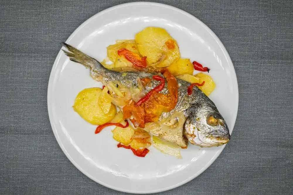 pescado entero al horno dorada patatas menu casero restaurante eixample figueres comida casera