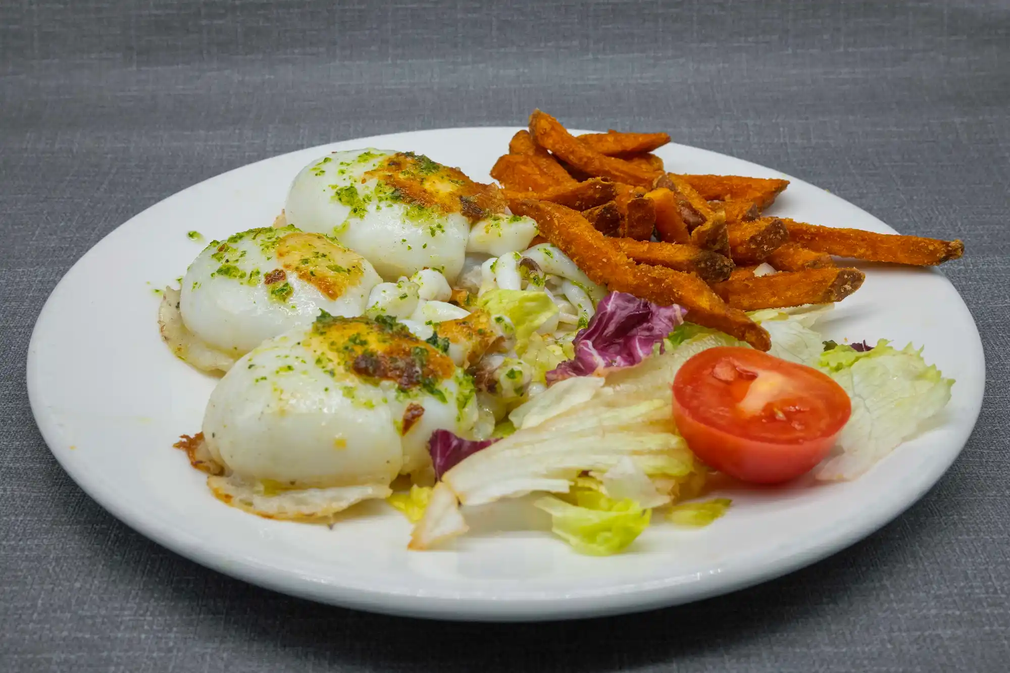 sepia a la plancha patatas boniato ensalada menu mediodia restaurante eixample figueres marisco