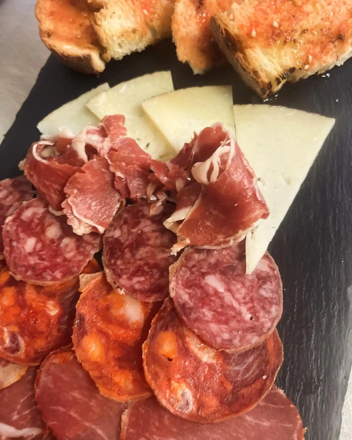 tabla de embutidos con queso y pan con tomate menu mediodia figueres restaurante eixample