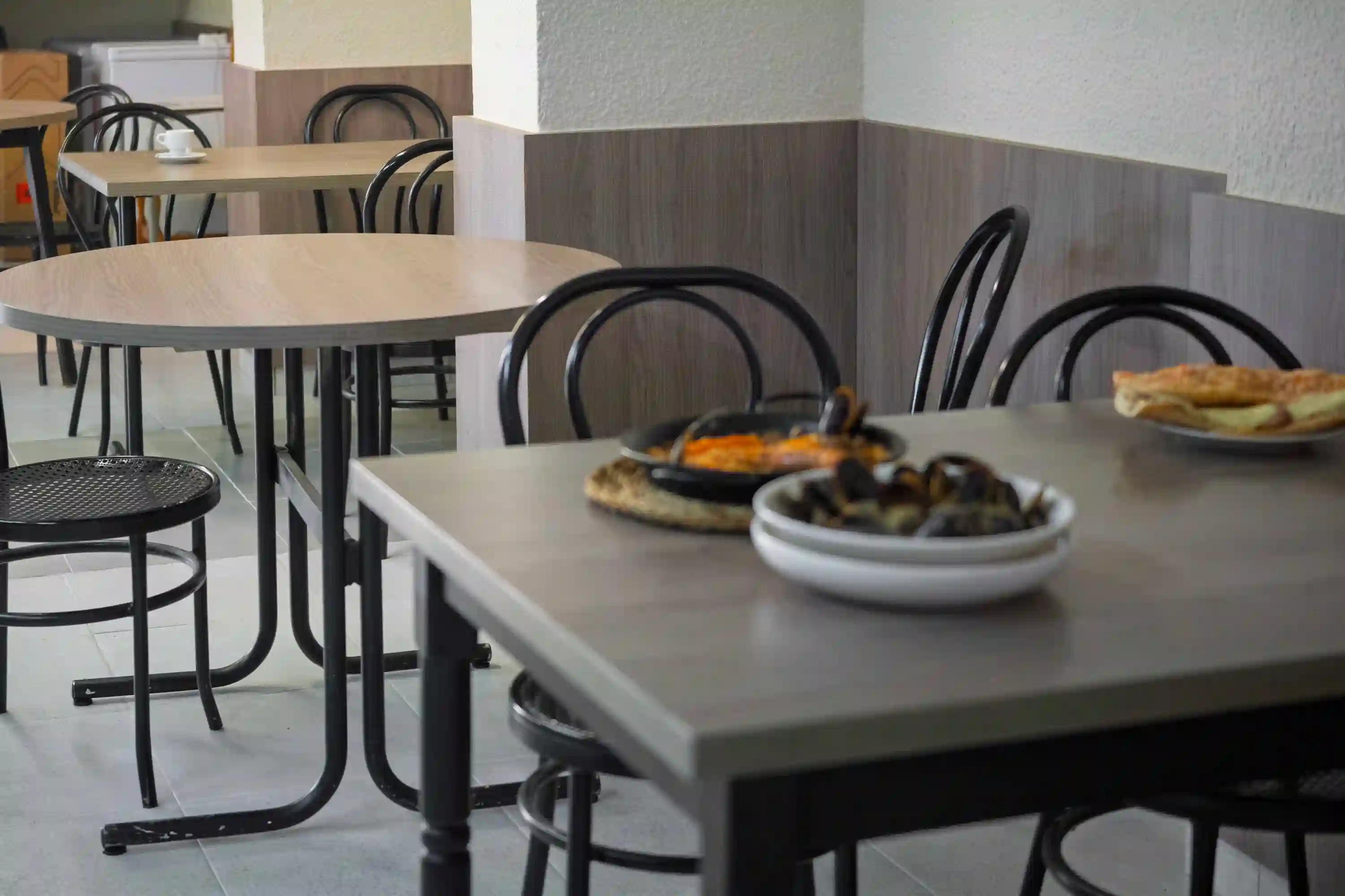 ambiente restaurante eixample figueres menu mediodia paella mejillones local toda vida