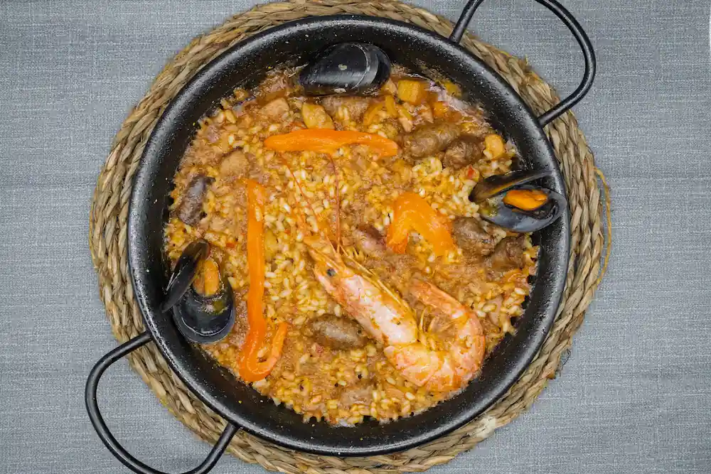 paella mar montana primer plano menu del dia restaurante eixample figueres cocina catalana marisco