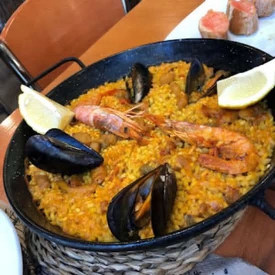 paella mixta amb marisco al restaurante felipe poblenou
