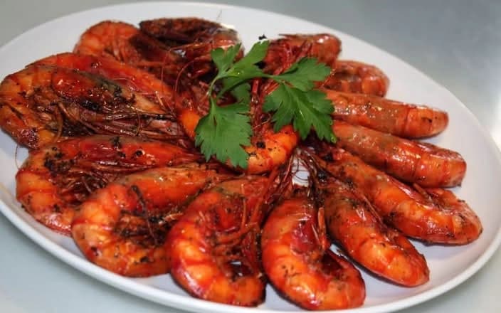 gambas a la planxa amb all i pebre al restaurante felipe poblenou