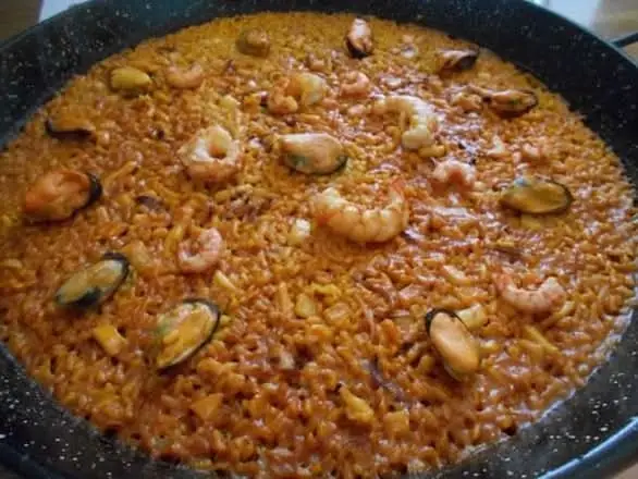 paella amb gambes i mossols al restaurante felipe poblenou