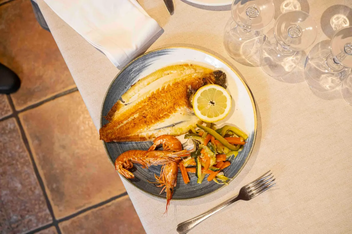 llenguado-planxa-gambes-vista-aeria-restaurant-la-Muga-Vilanova-de-la-Muga-Emporda