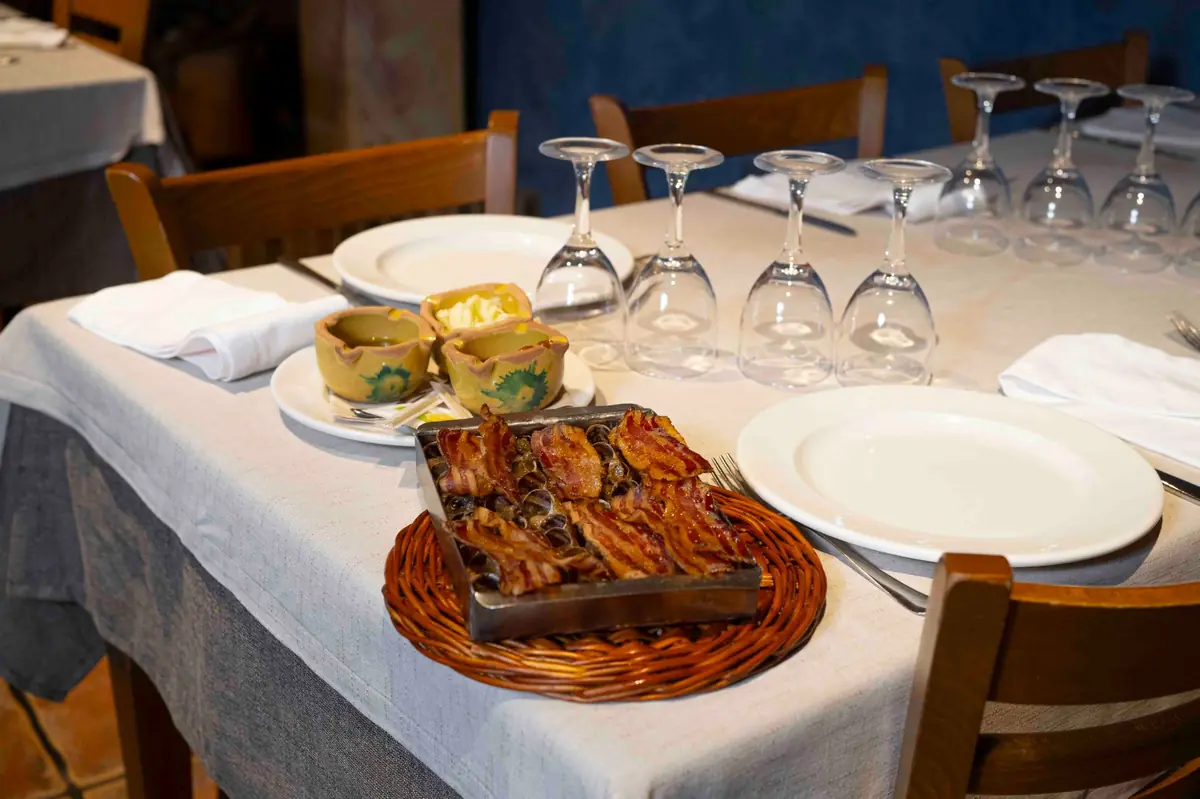 cargols-estil-la-Muga-amb-bacon-taula-restaurant-la-Muga-Vilanova-de-la-Muga-Emporda