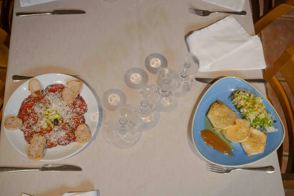 carpaccio-vedella-formatge-planxa-taula-restaurant-la-Muga-Vilanova-de-la-Muga-Emporda