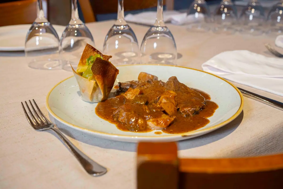 vedella-amb-bolets-salsa-restaurant-la-Muga-Vilanova-de-la-Muga-Emporda