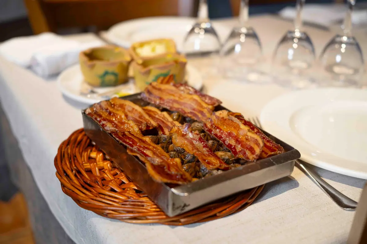 cargols-llauna-cansalada-taula-restaurant-la-Muga-Vilanova-de-la-Muga-Emporda