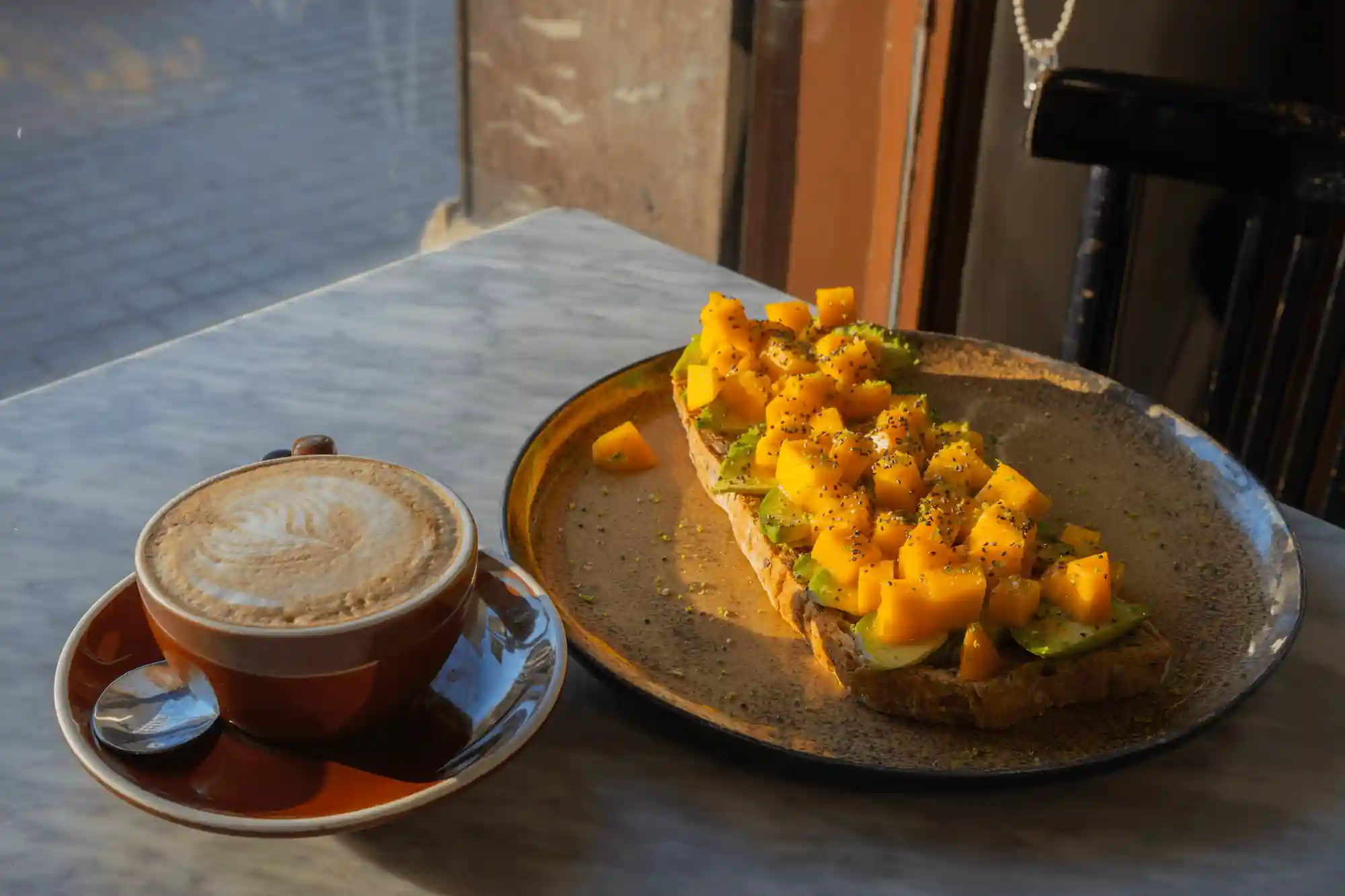 con-mango-en-pl-españa-cafe-solo-brunch