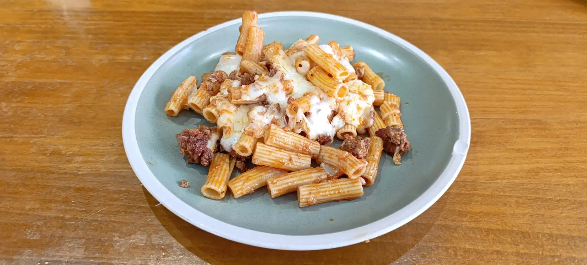 Macarrones con carne del menú del día en El Café del Casino, Figueres, ideal para disfrutar de un almuerzo casero en el histórico Casino Menestral.