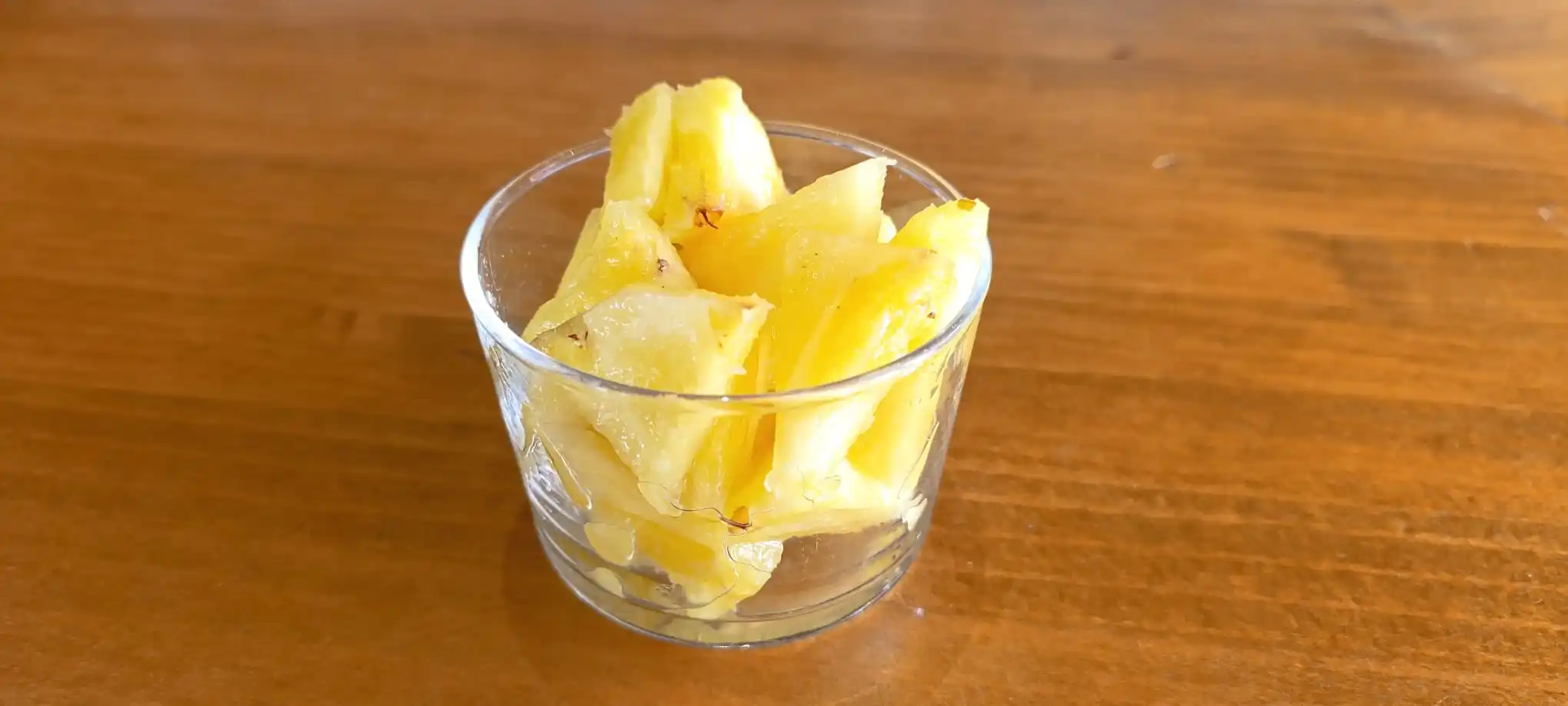 Vaso de piña fresca en El Café del Casino, ideal para desayunar en el corazón histórico de Figueres.