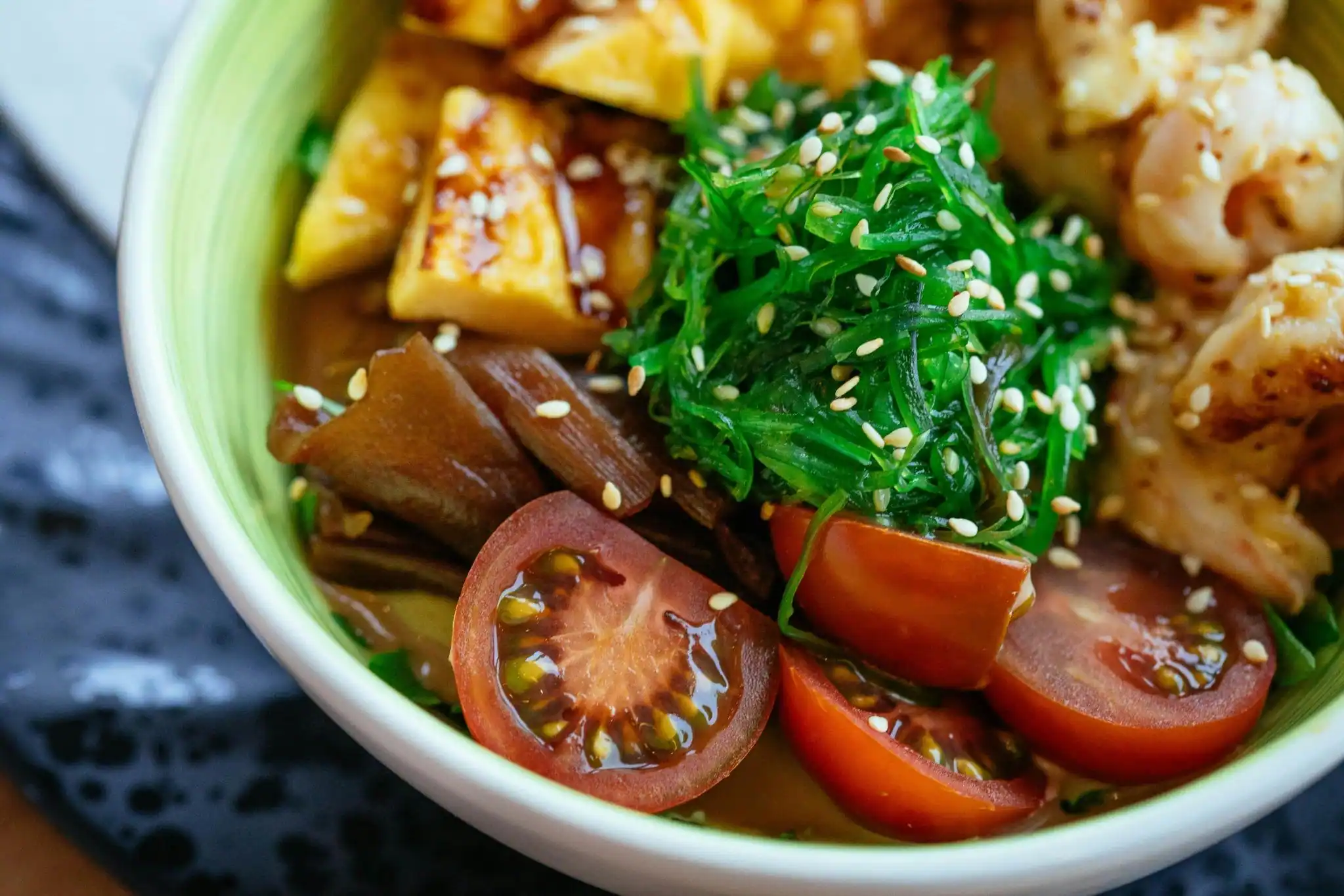 Bowl vegano con ensalada fresca y saludable