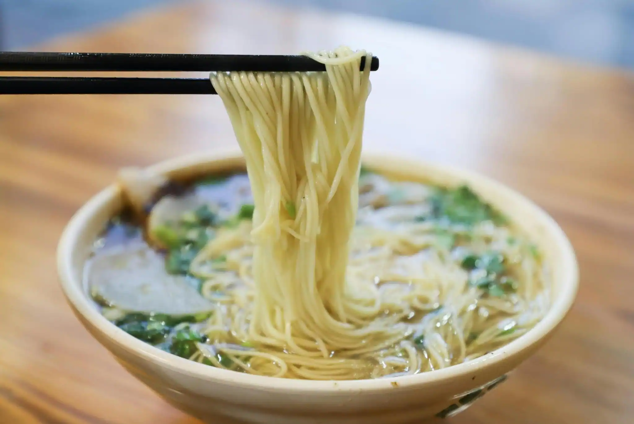 Ramen japonés caliente y aromático